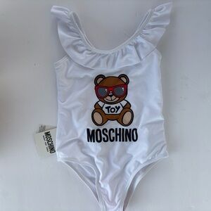 Moschino Kids logo-print swimsuit featuring a teddy bear motif 4 T